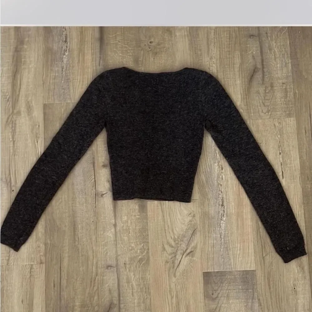 Aritzia Dark Gray Long Sleeve Crop Top